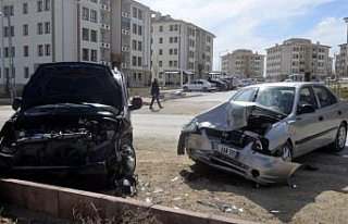 Amasya'da otomobil ile hafif ticari araç çarpıştı:...