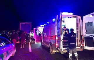 Anadolu Otoyolu'nda tırla minibüs çarpıştı:...