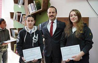 Aybastı'da 19 okula kitap ağaçları kuruldu