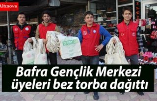 Bafra Gençlik Merkezi üyeleri bez torba dağıttı