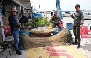 Balıkçılar ağ mesaisinde