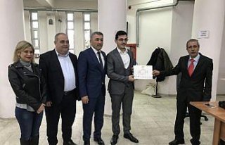 Bartın'ın en genç meclis üyesi mazbatasını aldı