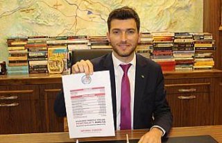 Belediyenin alacak ve borçlarını pankarta yazdırdı