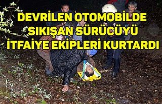Devrilen otomobilde sıkışan sürücüyü itfaiye...