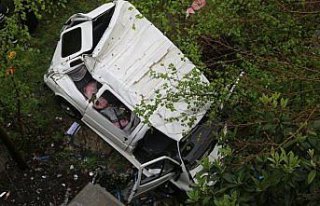 İşçileri taşıyan minibüs fındık bahçesine...