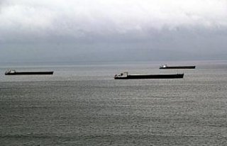 Karadeniz'de olumsuz hava nedeniyle yük gemileri...