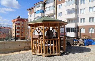 Mesleğini sokaktaki kameriyede sürdürüyor