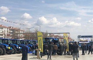 New Holland TR5 Electro Command Polatlı’da çiftçilerle...