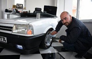 Oto galericinin çalışma masası 