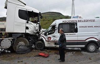 Samsun'da cenaze aracı ile tır çarpıştı: 2 yaralı