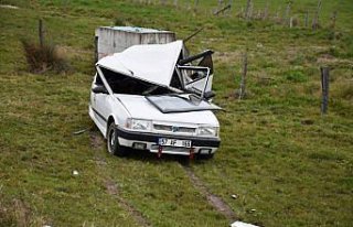 Sinop'ta minibüs park halindeki otomobile çarptı:...