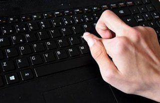 Tek parmağıyla üçüncü kitabını yazıyor