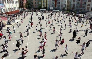 Tokat'ta 500 öğrenci aynı anda ip atladı