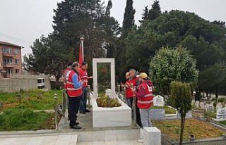 Türk Kızılay'dan şehit Çelik'in kabrine ziyaret