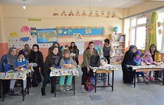 Üniversitelilerden minik öğrencilere hediye