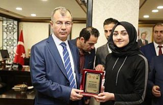 Vali Doruk, dereceye giren öğrencilere ödüllerini...