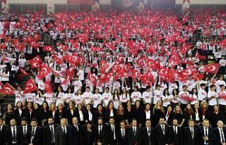 1919 kişilik koro şarkılar seslendirdi