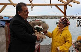 Bakan Pakdemirli'den Havva anneye çiçek