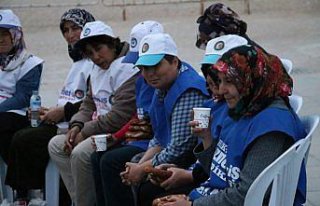 Belediyeden çıkartılan işçiler simit ve suyla...