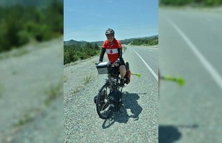 Bisikletli İngiliz ay yıldızlı tişörtüyle Türkiye'den...