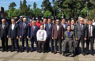 Çarşamba'da engelliler, Atatürk Anıtı'na çelenk...