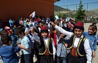 Çocuklara bayram mendili verilip geleneksel oyunlar...