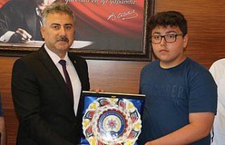Emniyet Müdürü Aktaş başarılı öğrenciyi ödüllendirdi