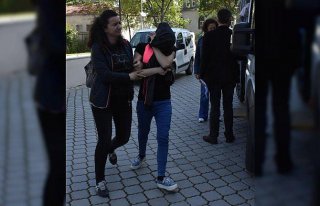 Hırsızlık hükümlüsü anne ile kızı yakalandı