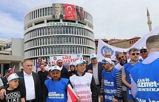 İşçiler Bolu Belediyesi önüne siyah çelenk bıraktı