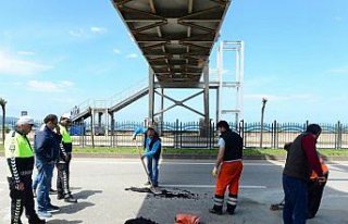 Kamyonun damperi üst geçide çarptı: 2 yaralı