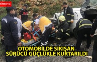 Otomobilde sıkışan sürücü güçlükle çıkartıldı