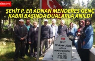 ŞEHİT P. ER ADNAN MENDERES GENÇ KABRİ BAŞINDA...
