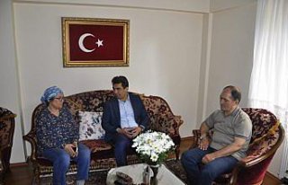 Şehit öğretmenin annesine Anneler Günü ziyareti