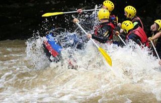 Arap turistlerin rafting heyecanı
