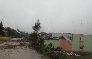 Çorum'da hortum evlere zarar verdi