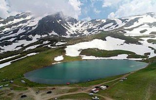 Dağların arasındaki krater gölleri cezbediyor