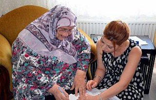 Dicle EDAŞ hasta ve yaşlılara evlerinde hizmet...