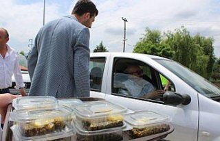 Dönüş yolundaki sürücülere yaprak sarma ikramı