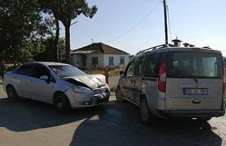 Hafif ticari araçla otomobil çarpıştı: 6 yaralı