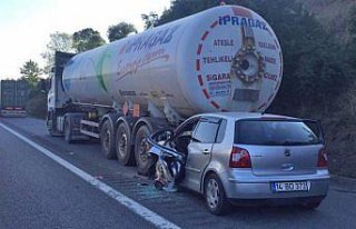 Otomobil, park halindeki LPG yüklü tankere çarptı:...