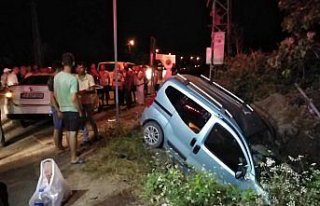 Samsun'da otomobil ile hafif ticari araç çarpıştı:...