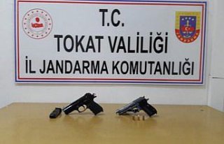 Tokat'ta ruhsatsız silahla yakalanan 2 kişi gözaltına...