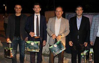 Tokat'ta sürücü ve yolculara bağ yaprağı ve...