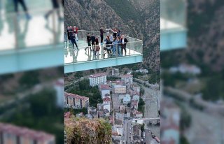 Torul Kalesi'ndeki cam seyir terasa yoğun ilgi