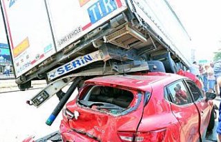 Trabzon'da otomobil tırın altında kaldı: 3 yaralı