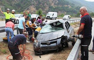 Amasya'da otomobil bariyerlere çarptı: 2 yaralı