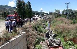 Amasya'da traktör dereye devrildi: 3 yaralı