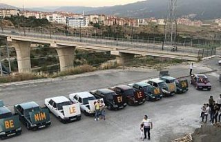 Evlilik teklifini motor kaputuna yazdırdı