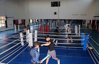 Genç milli boksörlerin ikinci etap kampı başladı