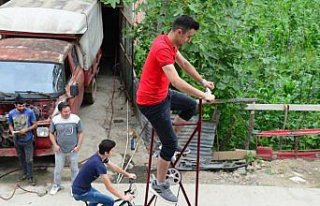 Giresun'da 4 metrelik bisiklet görenleri şaşırtıyor